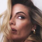 Emilia Attías Instagram - @ginebrabsas / @bafweek_oficial x @klerhouse --Makeup @belusanzmakeup --Hair @christiandipetta --Accesorios @goldbasics -- corpiño @myfairbikinis 🤎