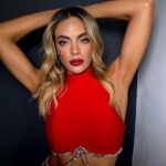 Emilia Attías Instagram - In red esta semana para @revistagenteok 🔴 M @bettinafrumboli H @conradoereyra @mono.fuk @multitalentoficial