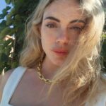 Emilia Attías Instagram - Lo que queda es tener esperanza 🇦🇷. Argentina, te quiero. Siempre. Alocada, agitada, pasional, incondicional y contradictoria. Siempre te acompañaré y pondré de mí el 🤍