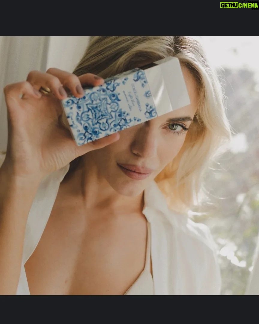 Emilia Attías Instagram - Light Blue #DGSummerVibes edición limitada! Dale la bienvenida al verano. Bergamota calabresa, durazno y madera de cedro revestidas con un increíble estampado de mayólica. Un aroma fresco y embriagante para que se revele en tu piel. @dolcegabbana_beauty #dgbeauty #dolcegabbana #dglightblue