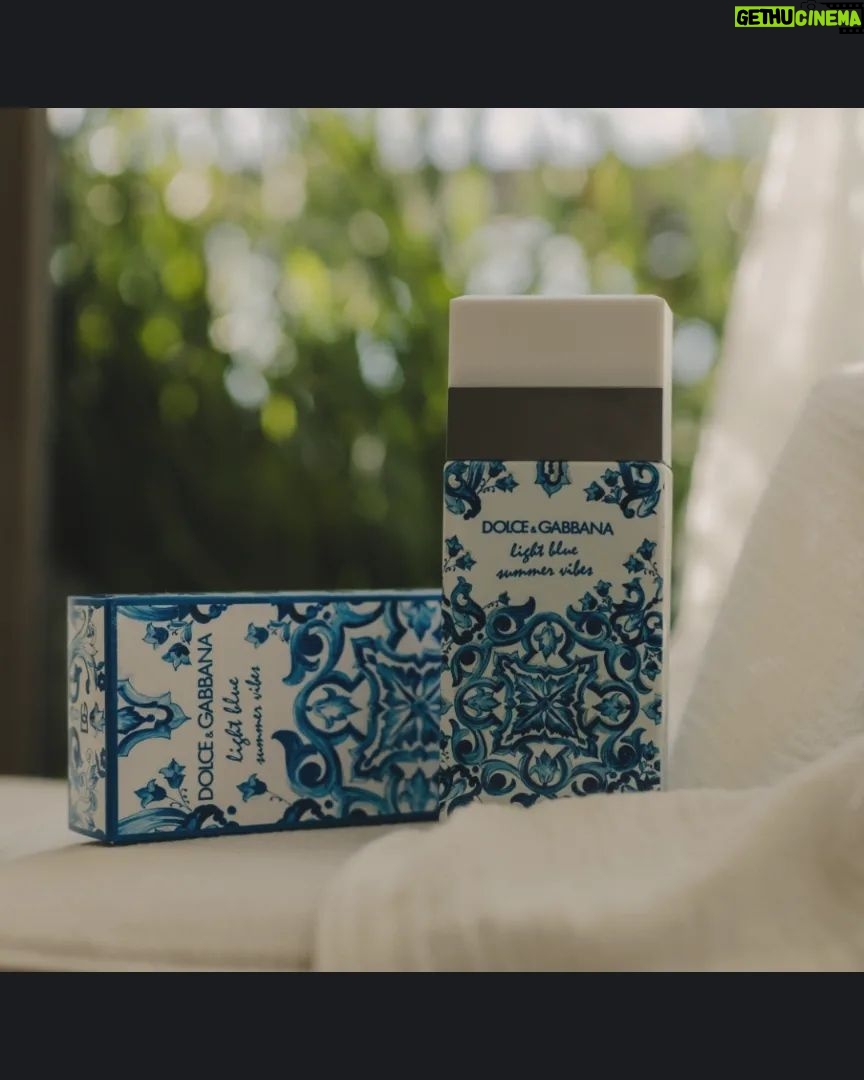 Emilia Attías Instagram - Light Blue #DGSummerVibes edición limitada! Dale la bienvenida al verano. Bergamota calabresa, durazno y madera de cedro revestidas con un increíble estampado de mayólica. Un aroma fresco y embriagante para que se revele en tu piel. @dolcegabbana_beauty #dgbeauty #dolcegabbana #dglightblue