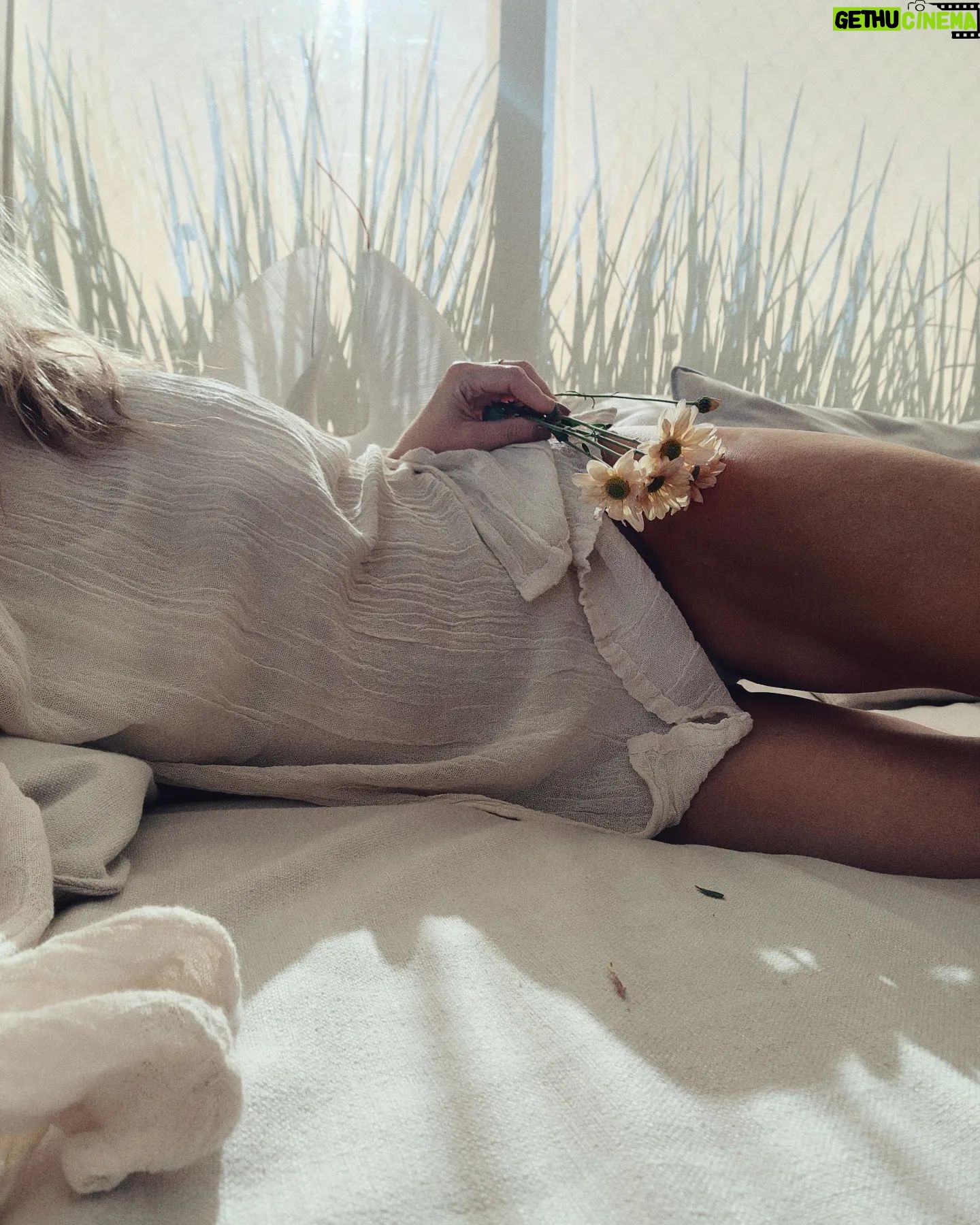 Emilia Attías Instagram - Dreamy Creamy thursday 🤎
