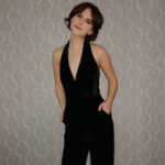 Emilia Jones Instagram - Thank you @giorgioarmani @armanibeauty Celebrating @lilyallen last night 🖤✨