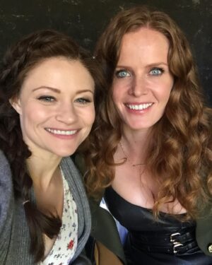 Emilie de Ravin Instagram - Happy Birthday beautiful angel of a human @bexmader 🥳Love ya to bits and pieces Bex & Can’t wait to see you and give you a massive cuddle xo
🥰 #bexilieforever 💙💚