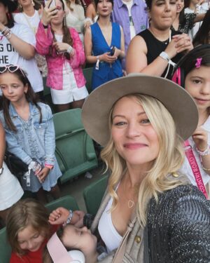 Emilie de Ravin Instagram - Where did we go last night?…… 

#erastour #mcg #bestnightever #taylorswift #swifties OMG lady you KILLED IT @taylorswift 💕💕💕💕💋💋💋