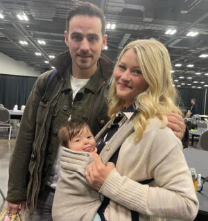 Emilie de Ravin Instagram - What a wonderful weekend! TY all you gorgeous fans for making it so fun, & to the kick ass @galaxyconcolumbus team for throwing a spectacular event! 🥳✨
And was a bonus treat to spend time with my old pal @colinodonoghue1 

#galaxyconcolumbus 💋