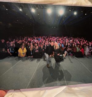 Emilie de Ravin Instagram - What a wonderful weekend! TY all you gorgeous fans for making it so fun, & to the kick ass @galaxyconcolumbus team for throwing a spectacular event! 🥳✨
And was a bonus treat to spend time with my old pal @colinodonoghue1 

#galaxyconcolumbus 💋