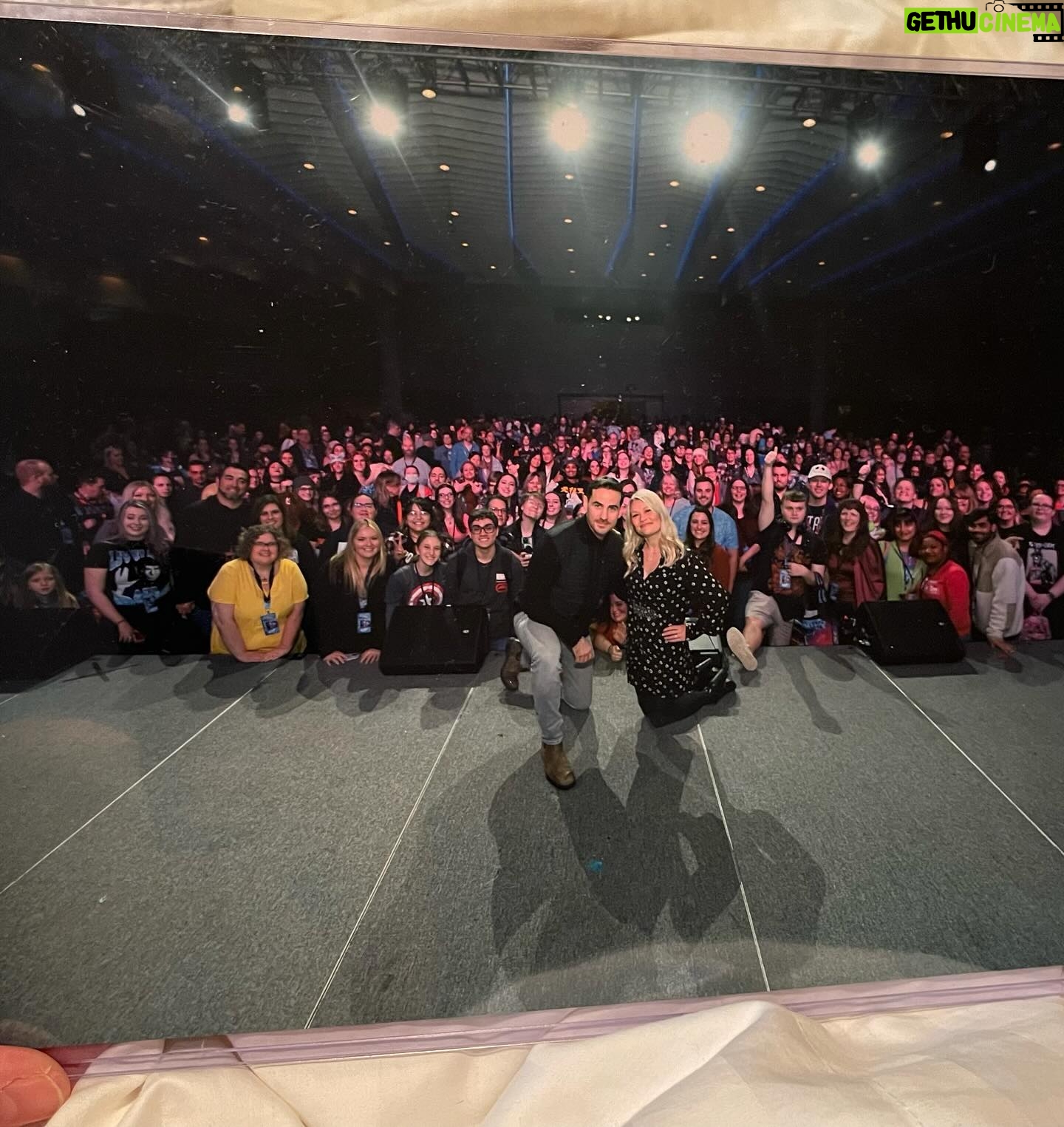 Emilie de Ravin - 29.8K Likes - What a wonderful weekend! TY all you gorgeous fans for making it so fun, & to the kick ass @galaxyconcolumbus team for throwing a spectacular event! π₯³β¨
And was a bonus treat to spend time with my old pal @colinodonoghue1
#galaxyconcolumbus π