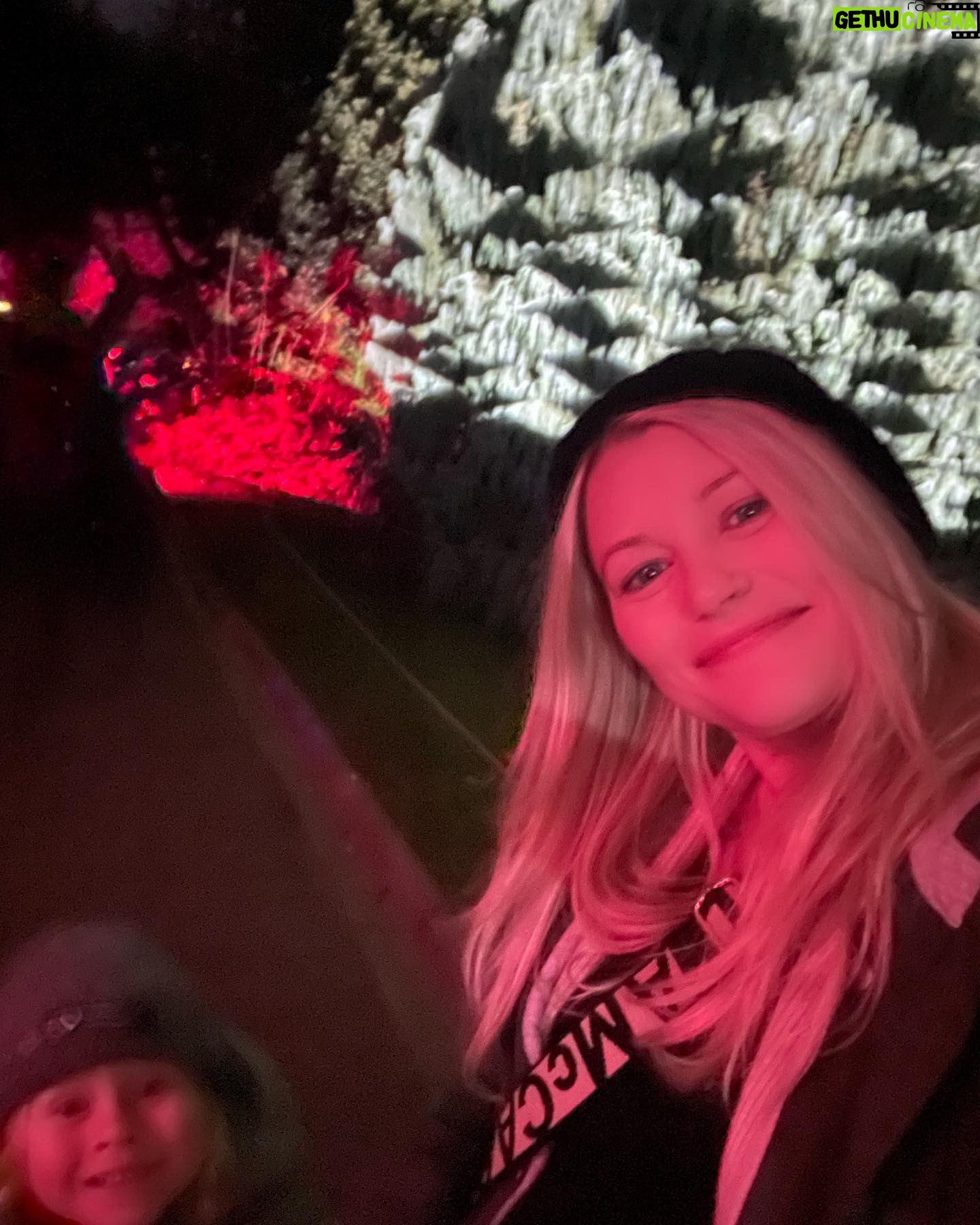 Emilie de Ravin Instagram - Fun night over the weekend at the beautiful @royalbotanicgardensvic for their final weekend of #lightscape We love these gardens so much, was super cool to see them all lit up (& with wonderful art installations too) at night! ๐โจ๐ซถ๐ผ