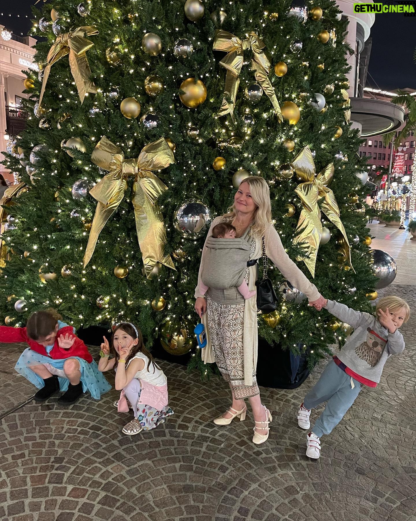 Emilie de Ravin Instagram - Such a fun night with my beautiful friend @mollybaker2 delish dinner (TY @oceanprimebh ) and then some BH x-mad streetlight fun! Love ya Molly, Robert & Olive xoxo