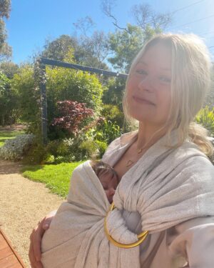 Emilie de Ravin Instagram - Happy sunny Hump Day Melbourne! 🌞 
FINALLY some beautiful sunny days!🫶🏼✨🫶🏼
