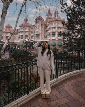 Emily Canham Instagram - And just like that.. the Disneyland Hotel is open post renovation and it’s DREAMY! 🥹🥹🐭🏰

@disneylandparis - #disneylandhotel (AD-PR)

Have you ever been to Disneyland Paris?