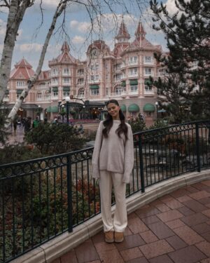 Emily Canham Instagram - And just like that.. the Disneyland Hotel is open post renovation and it’s DREAMY! 🥹🥹🐭🏰

@disneylandparis - #disneylandhotel (AD-PR)

Have you ever been to Disneyland Paris?