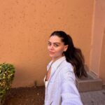 Emily Canham Instagram – I‘m in Marrakech, Morocco.. my by the pool outfit from the CARRY ON only bag 🫠 

shirt and shorts – brandy melville 
bikini – hunza g 
bag – longchamp 
shoes – hermes 
sunglasses – le specs

#getdressedwithme #vacationoutfit #ootd