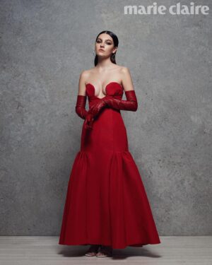 Emily Carey Instagram - lady in red for @marieclaireuk 🌹

Photography: @kylegalvin_
Stylist: @sarahroseharrison
Makeup: @sarahillmakeup @thewallgroup
Hair: @rosskwan @aframe_agency
Manicurist: @juliababbage assisted by Sara Sorrenti