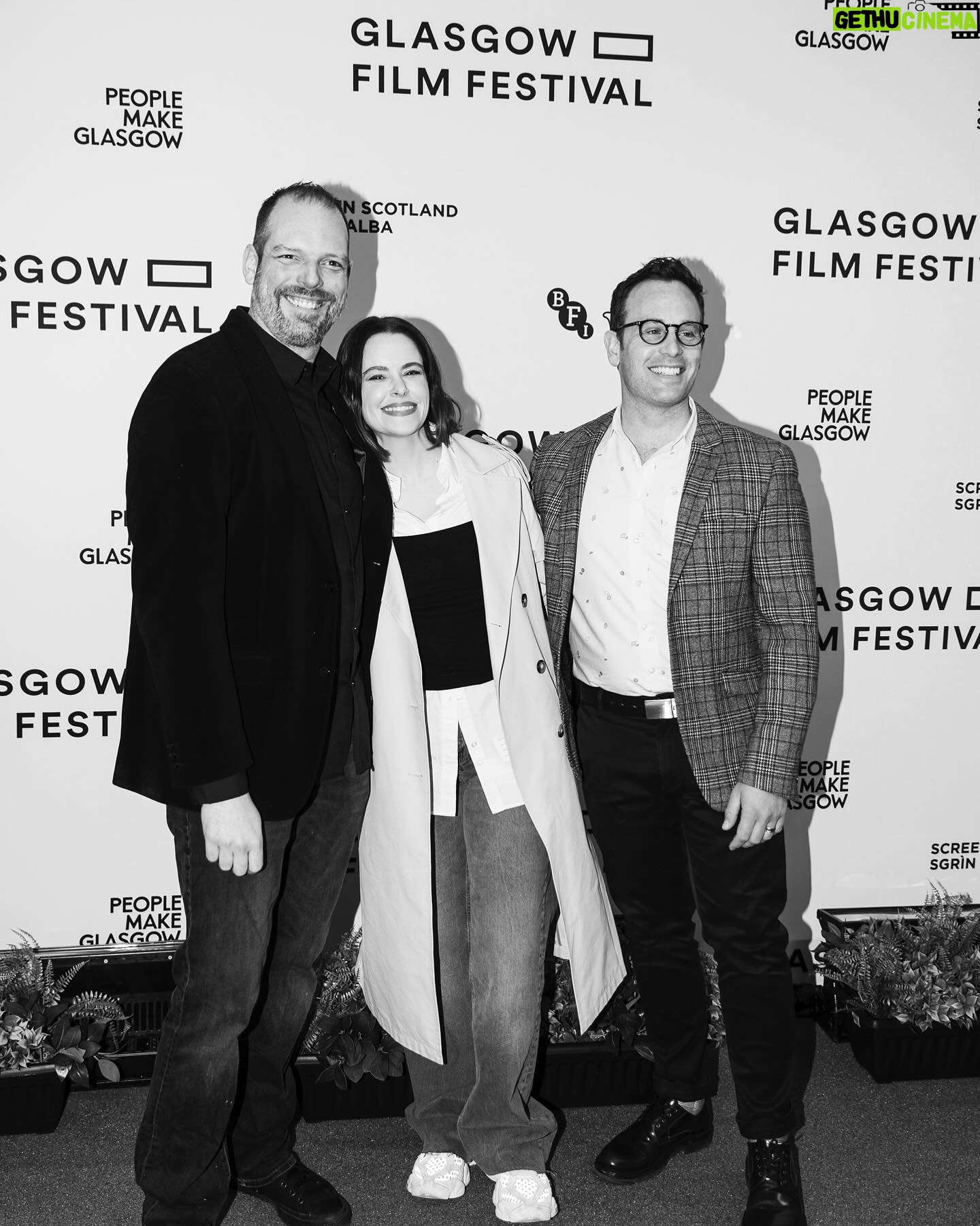 Emily Hampshire Instagram - We made it from Montreal to @glasgowfilmfest 🇨🇦 ✈️ 🏴 Look at meeee, MOM (that’s the name of the movie! … tap tap… is this thing on 🎤🦗)