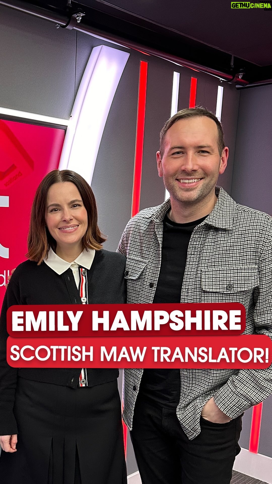 Emily Hampshire Instagram - Happy ‘Moss’ Day! 🤣💐🏴 Schitts Creek star @emilyhampshire translates some famous Scottish ‘maw’ phrases for @davidj_farrell … 🤣🤣🤣 Catch the full interview on the @globalplayer app 🎧📲❤️ #schittscreek #schittscreekfan #emilyhampshire #therig #mom #scotland #scottishphrases #scotland #mothersday #maw #moss #magic #sausage