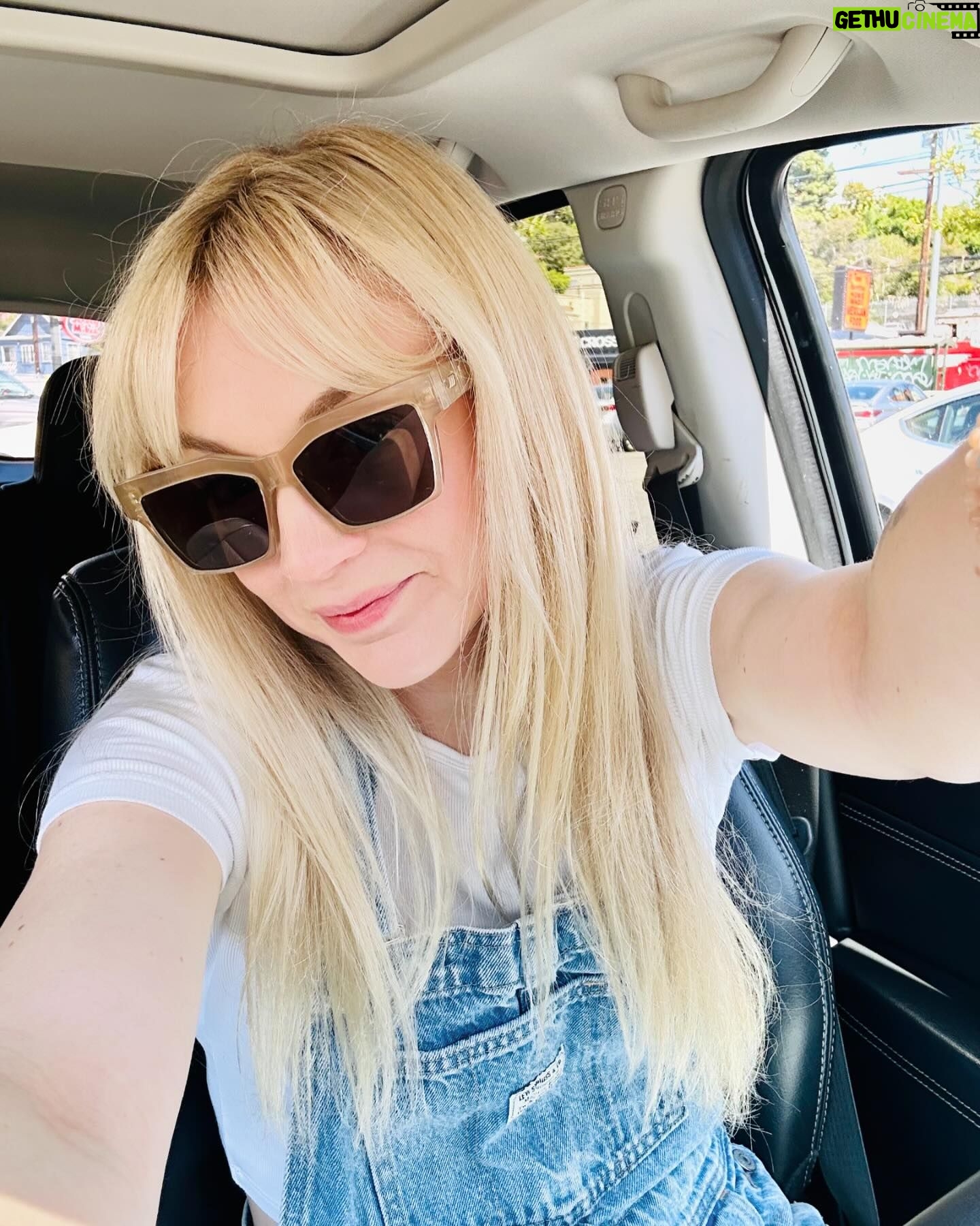 Emily Kinney Instagram - Curtain bangs for the shows this weekend. Boston! Portsmouth! Link to tix in bio. 💇🏼♀️😎