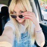 Emily Kinney Instagram - Curtain bangs for the shows this weekend. Boston! Portsmouth! Link to tix in bio. 💇🏼‍♀️😎