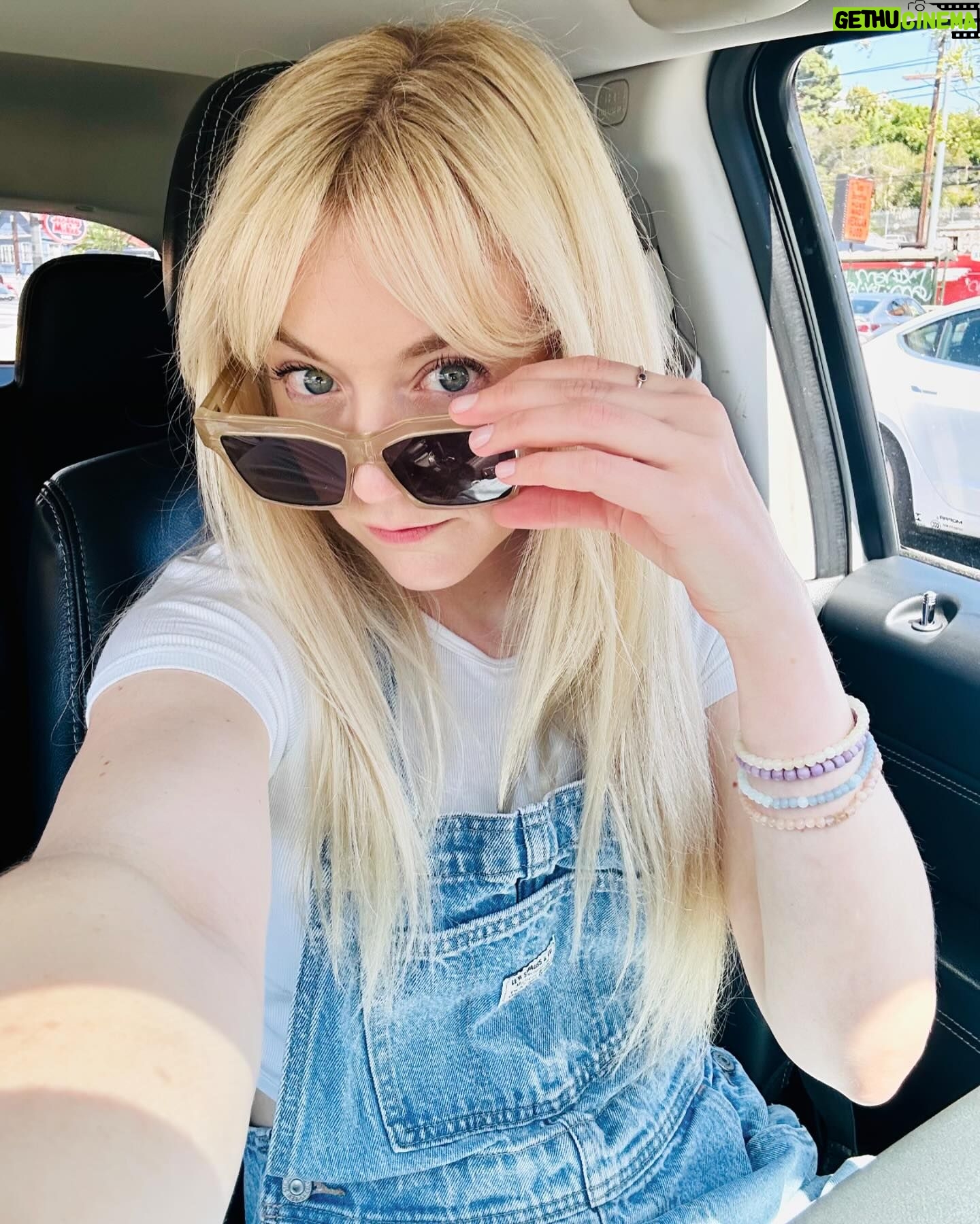 Emily Kinney Instagram - Curtain bangs for the shows this weekend. Boston! Portsmouth! Link to tix in bio. 💇🏼♀️😎