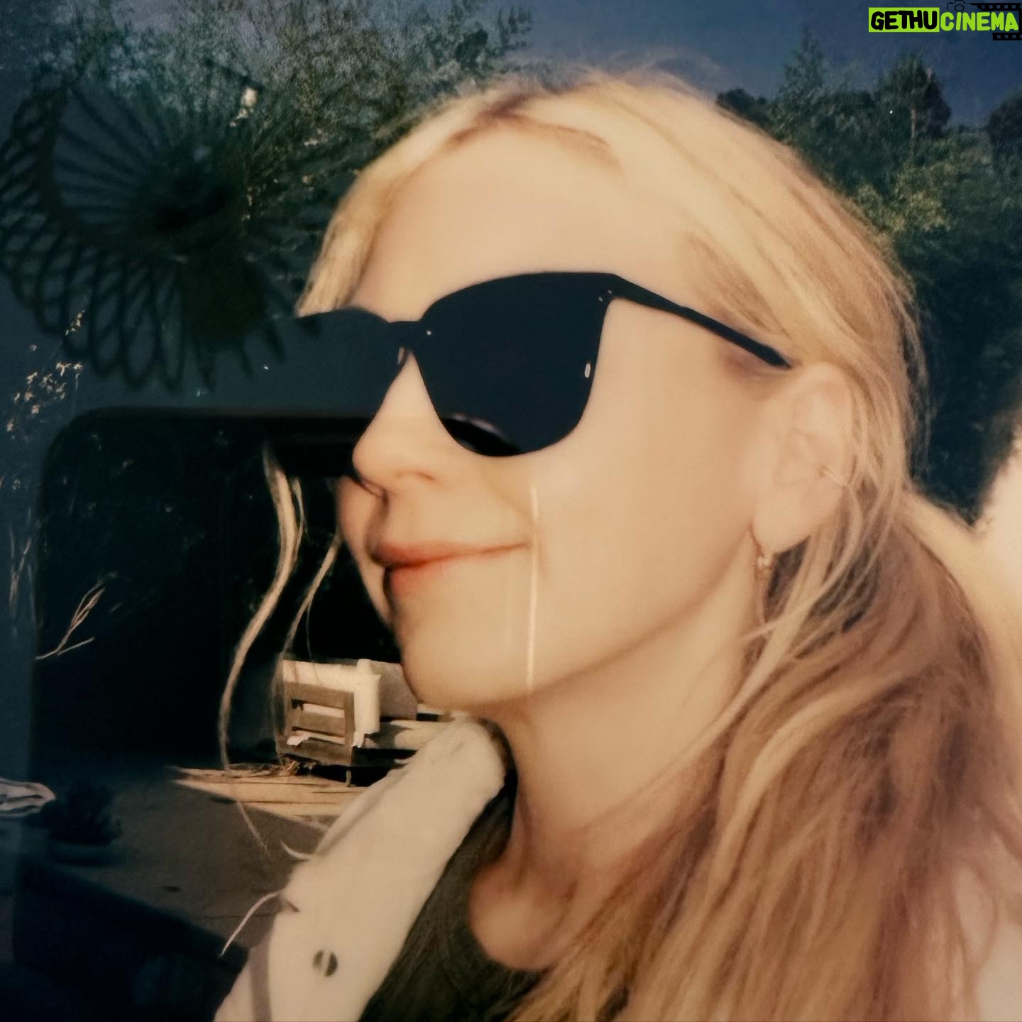 Emily Kinney Instagram - What’s up lil cuties 🍊have you got your tix to my shows in LA and NYC yet ?! Link in bio. 😎 @priverevaux