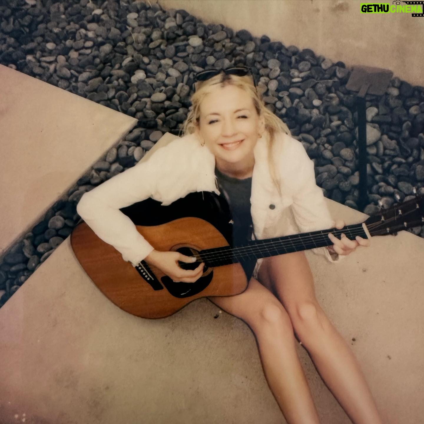 Emily Kinney Instagram - What’s up lil cuties 🍊have you got your tix to my shows in LA and NYC yet ?! Link in bio. 😎 @priverevaux