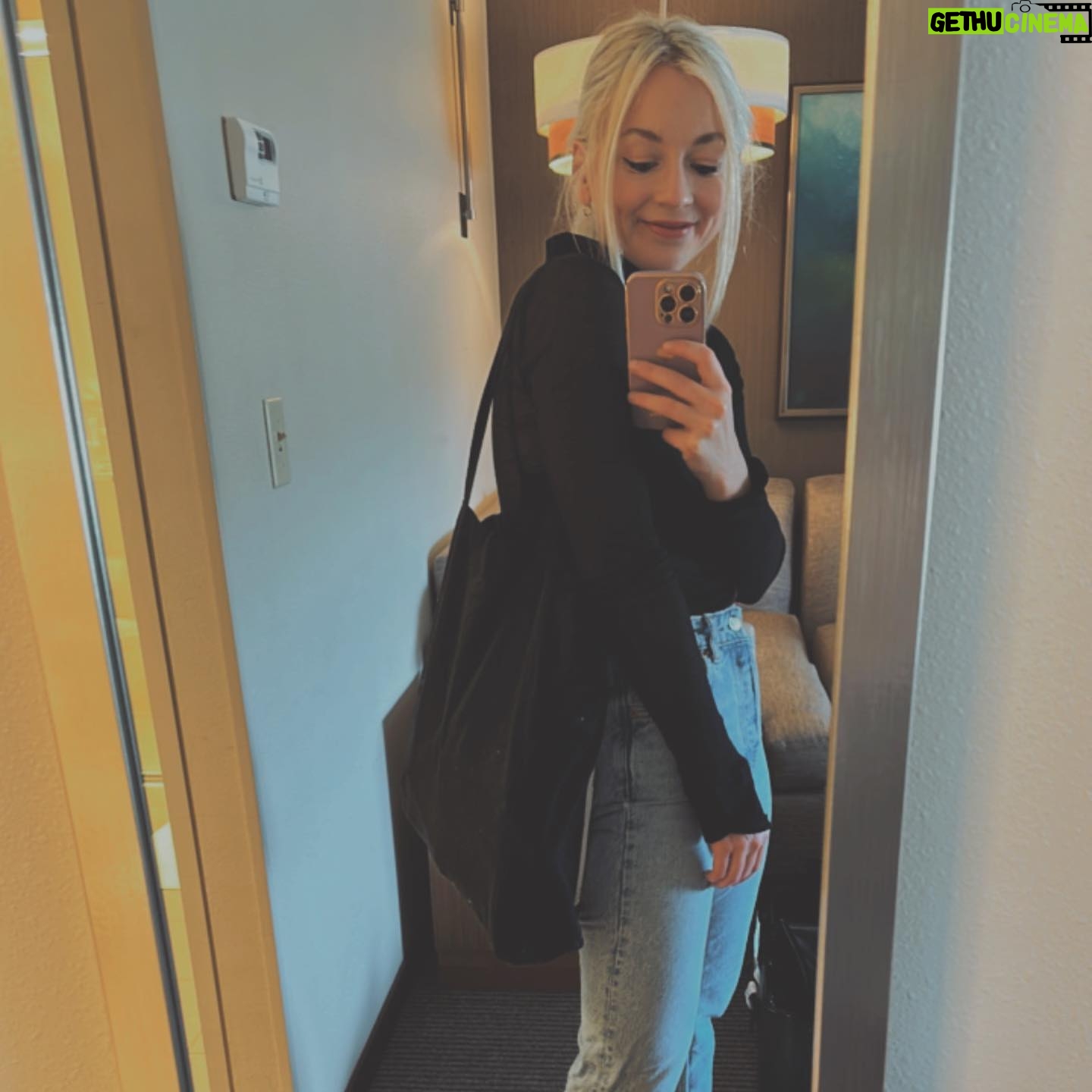 Emily Kinney Instagram - 🏊♀️💕 Next show is at City Winery in NYC! Who’s going?!? Get tix at link in bio.