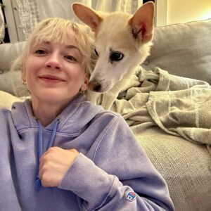 Emily Kinney Instagram - ☕️📚🐶🎶🎧👟💕 so far, so good, and gonna end January singing my fav songs at School Night tomorrow. Who’s gonna be there? Link to tix in bio. 🤗