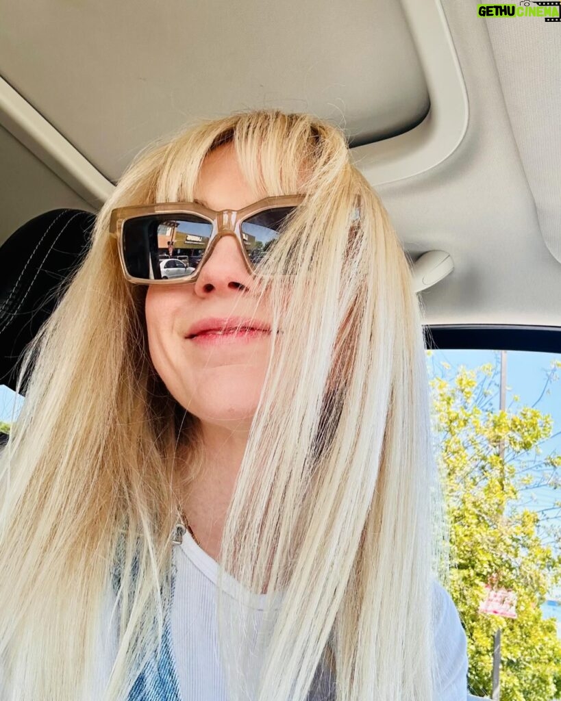 Emily Kinney Instagram - Curtain bangs for the shows this weekend. Boston! Portsmouth! Link to tix in bio. 💇🏼‍♀️😎