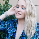 Emily Osment Instagram – Yesterday for the @jenniferhudsonshow !! Hair by @vernonfrancois makeup by @sarahuslan fit by @mixed_bynasrin and @larroude ! 💙🖤 And check out an all new Yüng Sheldy tonight on CBS ! DUH