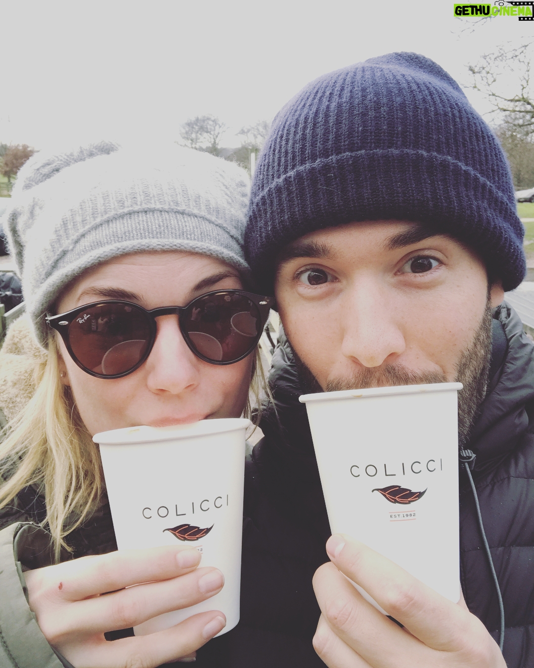 Emily VanCamp Instagram - @colicciuk latte before a walk in the park with the pups🙏🏻 Perfect afternoon in Richmond 🍂🍁🍀🌿 @robcolicci thanks for the yummy food and coffees!