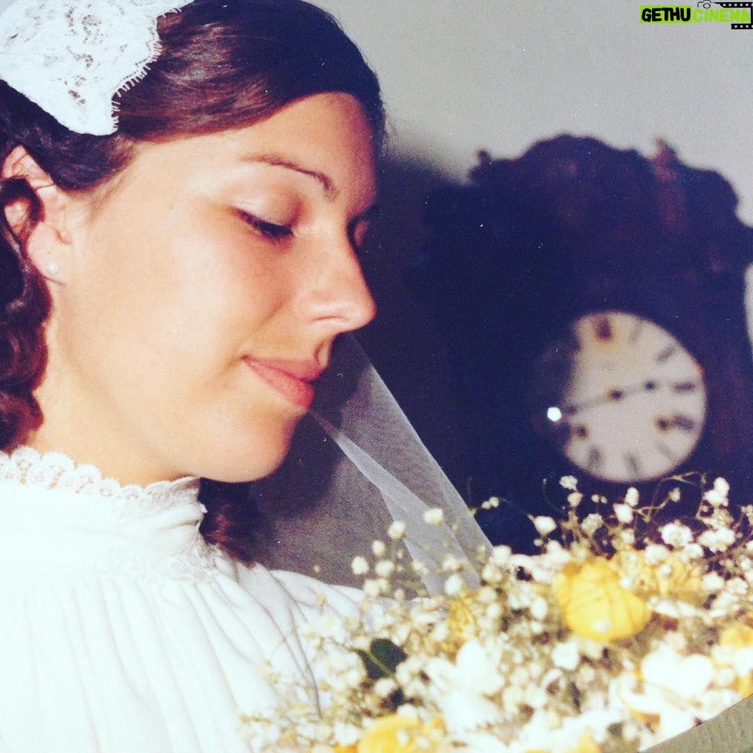 Emily VanCamp Instagram - On her wedding day in 1979 💛So lucky to call this amazing woman mom. Happy Mother's Day!! ✨✨✨