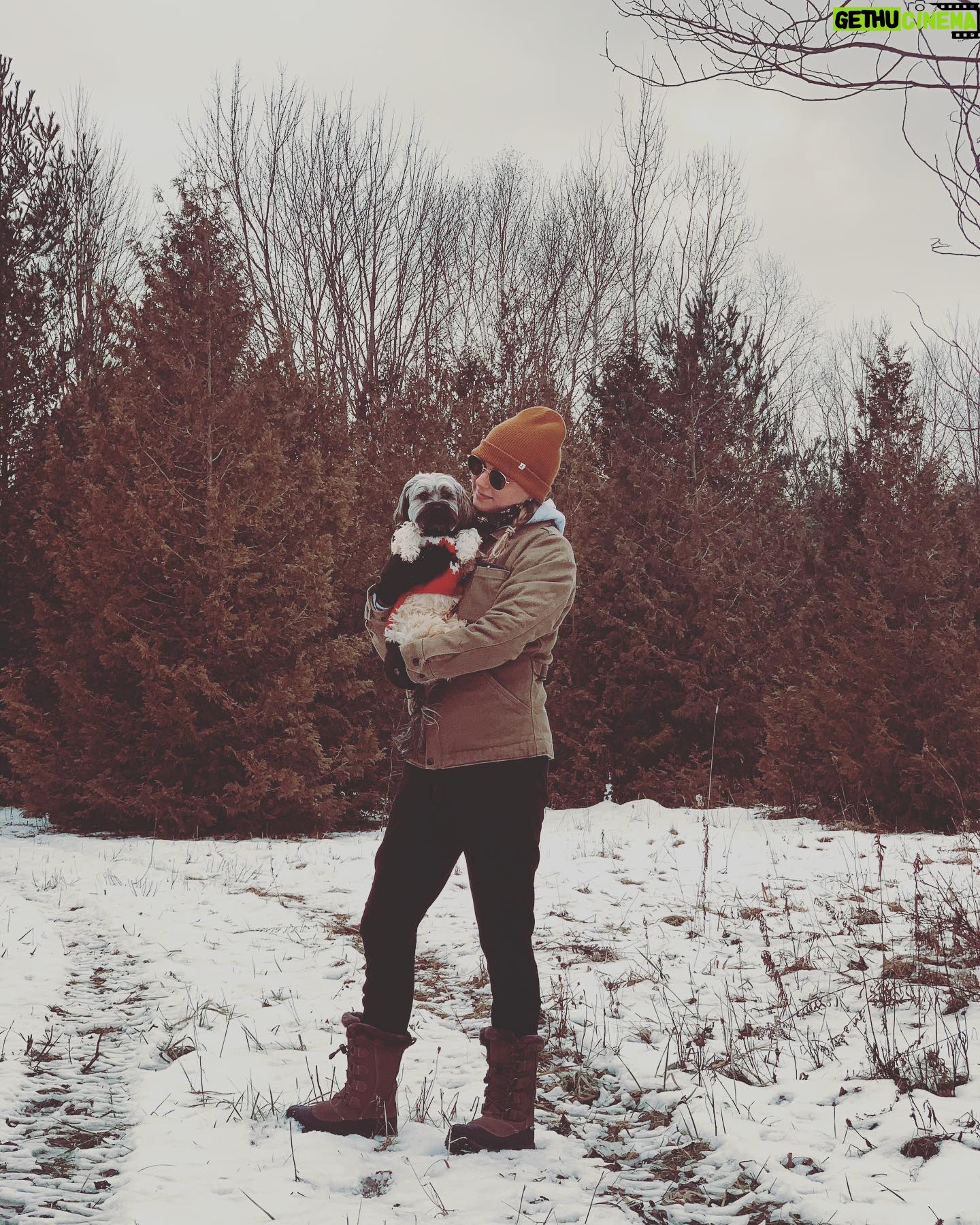 Emily VanCamp Instagram - Putting down some roots back home and our sweet girl is loving it ❤️🇨🇦🥰