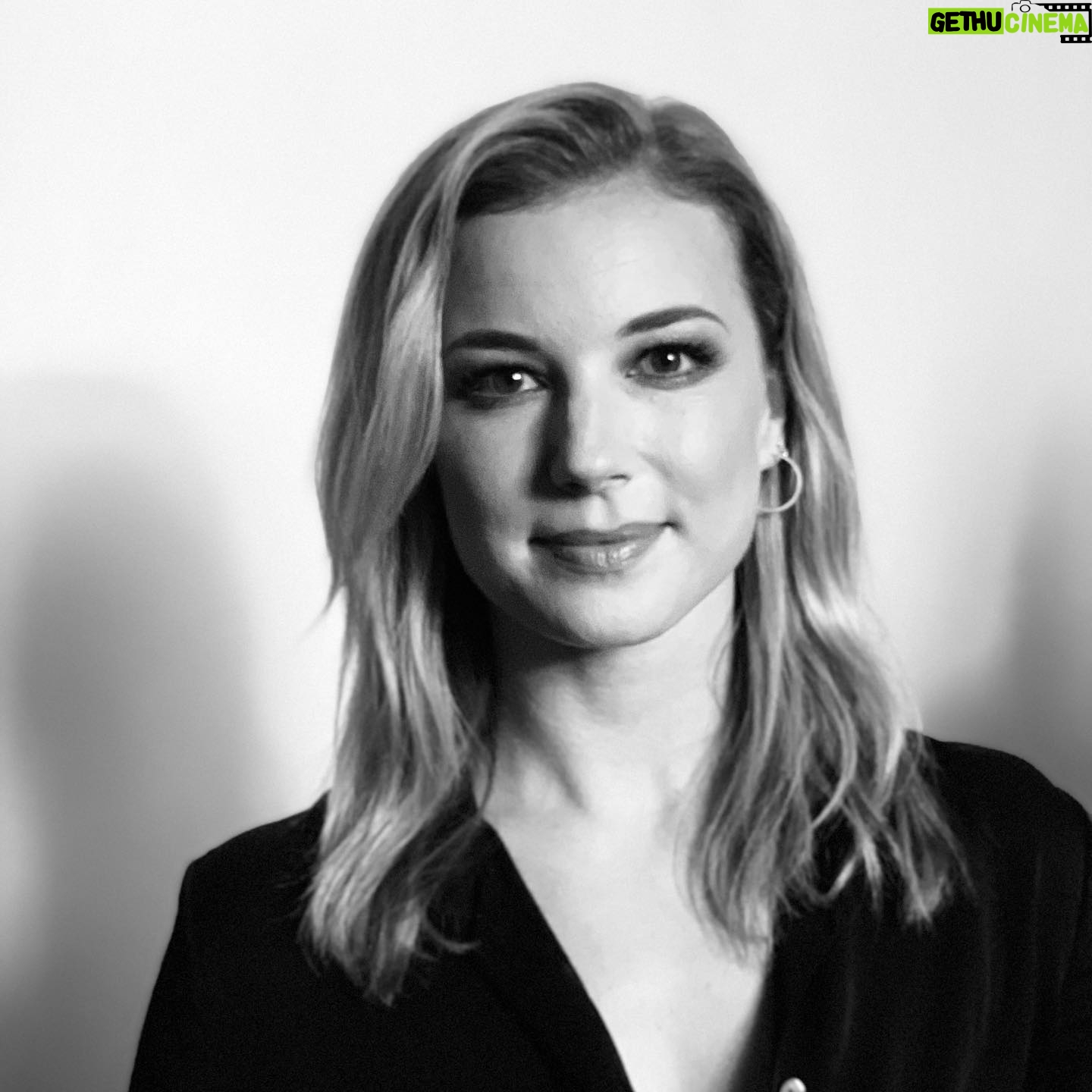 Emily VanCamp - 165.3K Likes - Challenge accepted @margosha777 @alison.greenberg @gurubetty #womenempoweringwomen 💪🏼