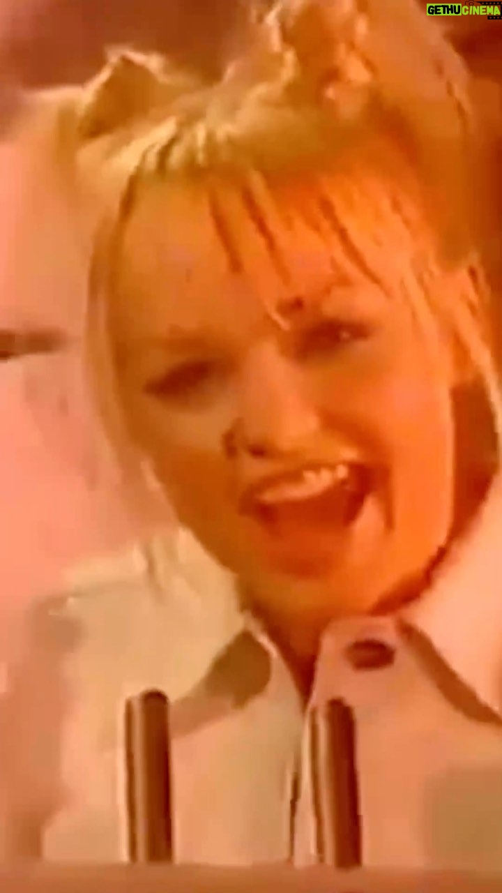 Emma Bunton Instagram - Happy St Patrick’s Day to all my family and friends celebrating today ☘️ Big up to the County Wexford crew too! Ireland has a huge place in my heart 🇮🇪💚 Let’s celebrate with a Guinness or two this weekend!