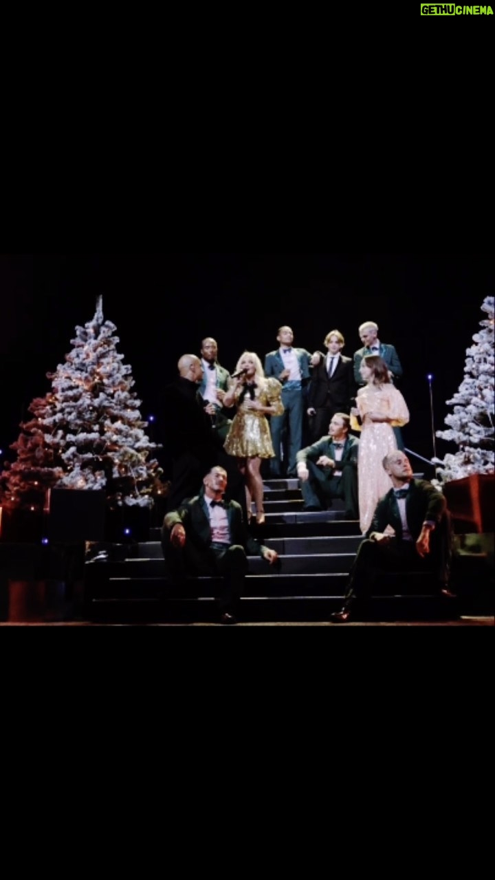 Emma Bunton Instagram - The past two nights in Manchester and Brighton have been amazing and soooo much fun 🥰 A couple of days off and then we do it all again at York Barbican on Friday! Looking forward to seeing you there! Make sure you’ve got your tinsel on and your singing voices ready!! 🎤🎶🎄 📹 @daveycroquet #emmabunton #emmabuntonchristmasparty #emmabuntonschristmasparty