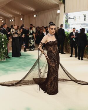 Emma Chamberlain Instagram - i can’t believe im back
thank you @metcostumeinstitute @voguemagazine 
thank you @jeanpaulgaultier @jaredellner @cartier for your love, collaboration, and dedication 
thank you @kdeenihan @samiknighthair @thuybnguyen @thebeautysandwich @lancomeofficial for making me feel … amazing
photos by @mrqs.jean @gettyentertainment