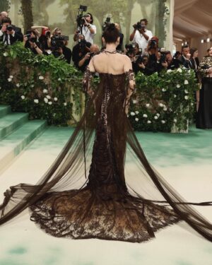 Emma Chamberlain Instagram - i can’t believe im back
thank you @metcostumeinstitute @voguemagazine 
thank you @jeanpaulgaultier @jaredellner @cartier for your love, collaboration, and dedication 
thank you @kdeenihan @samiknighthair @thuybnguyen @thebeautysandwich @lancomeofficial for making me feel … amazing
photos by @mrqs.jean @gettyentertainment