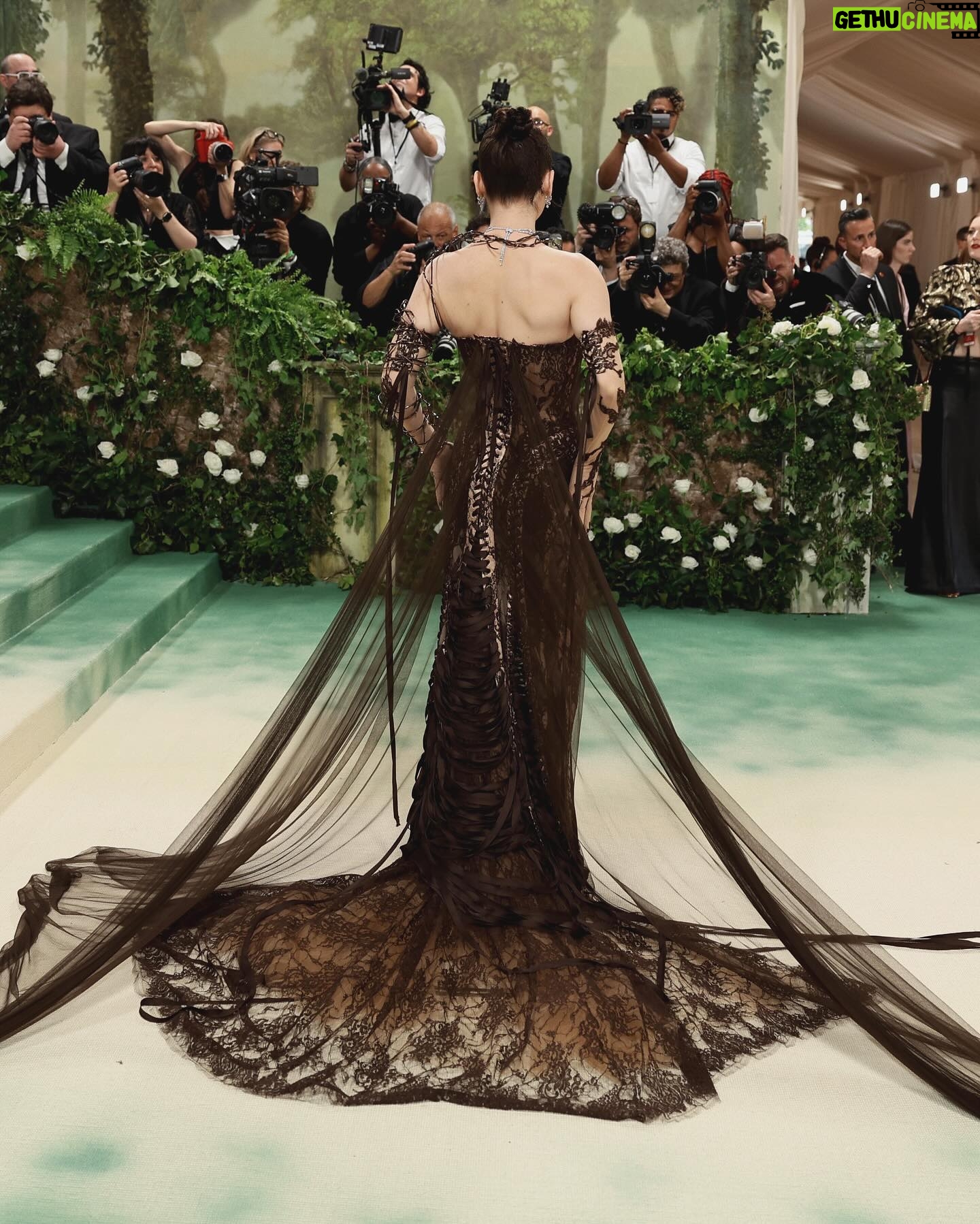 Emma Chamberlain - 1.4 Million Likes - i can’t believe im back
thank you @metcostumeinstitute @voguemagazine
thank you @jeanpaulgaultier @jaredellner @cartier for your love, collaboration, and dedication
thank you @kdeenihan @samiknighthair @thuybnguyen @thebeautysandwich @lancomeofficial for making me feel … amazing
photos by @mrqs.jean @gettyentertainment