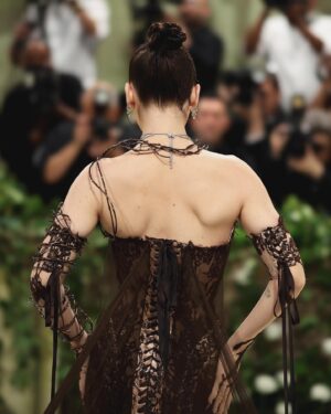 Emma Chamberlain Instagram - i can’t believe im back
thank you @metcostumeinstitute @voguemagazine 
thank you @jeanpaulgaultier @jaredellner @cartier for your love, collaboration, and dedication 
thank you @kdeenihan @samiknighthair @thuybnguyen @thebeautysandwich @lancomeofficial for making me feel … amazing
photos by @mrqs.jean @gettyentertainment