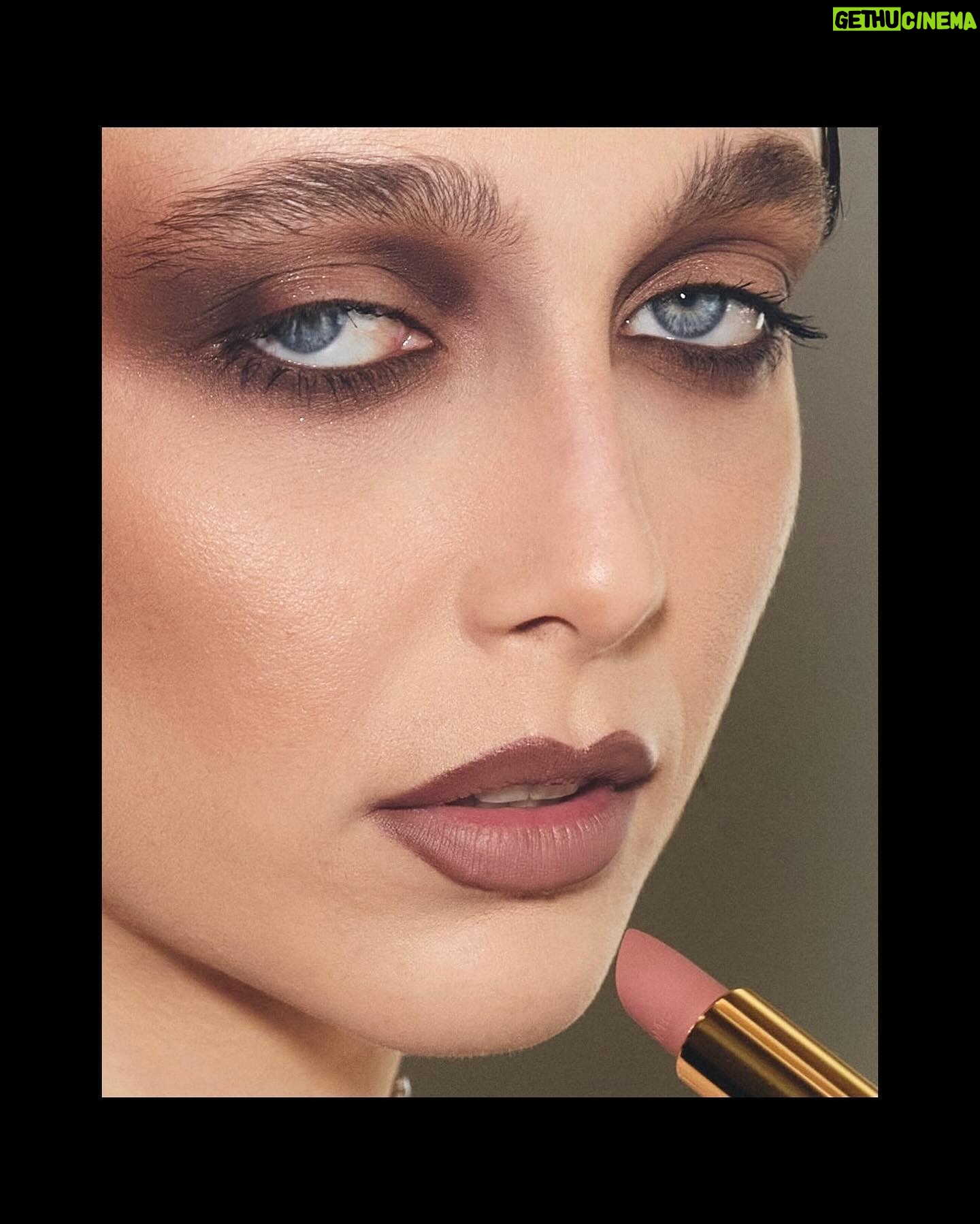Emma Chamberlain Instagram - it’s @LancomeOfficial 💄 incredible look done by @kdeenihan ❤️ #Lancome #LancomexEmma #Makeup #Skincare