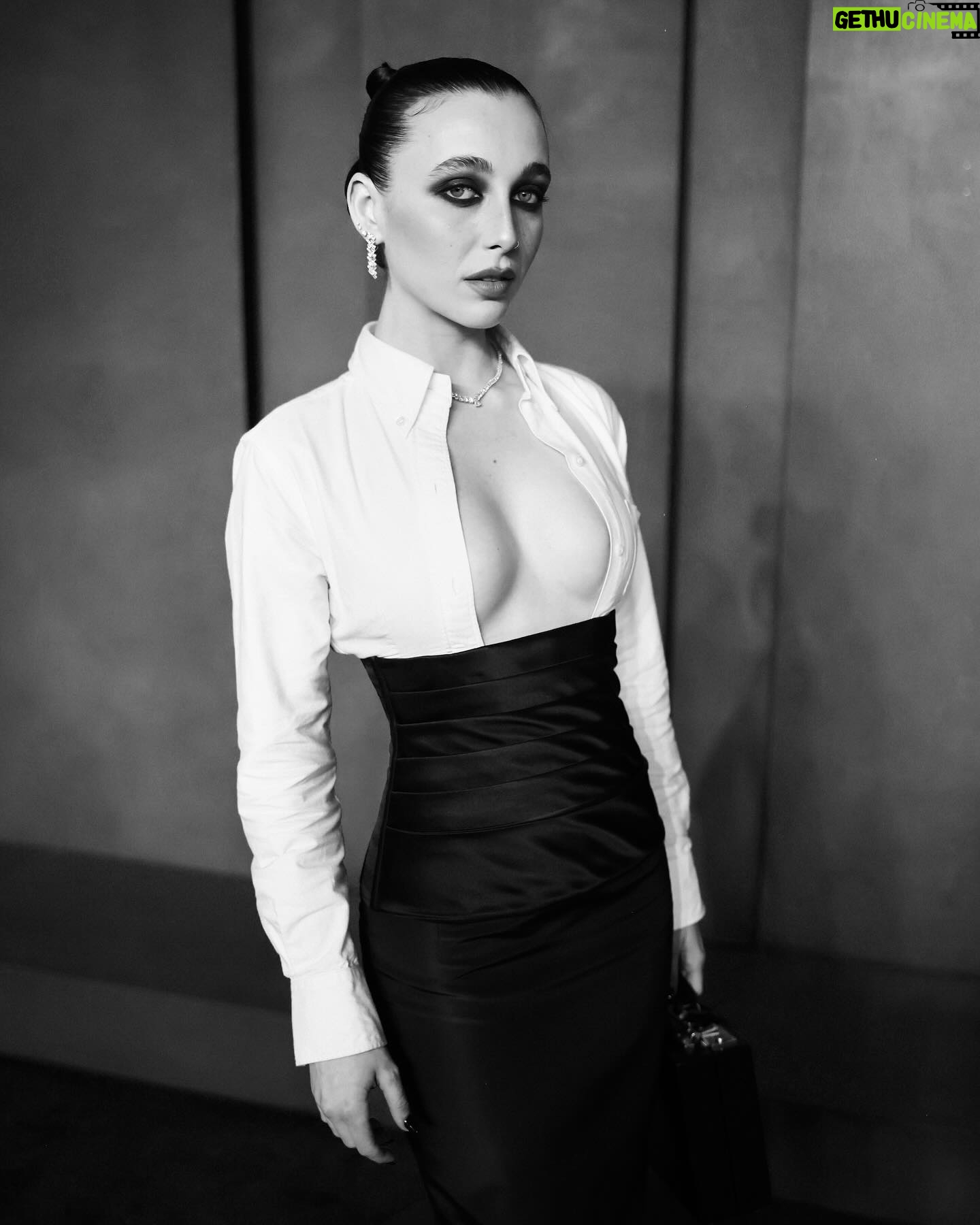 Emma Chamberlain Instagram - @vanityfair in @thombrowne & @cartier & @lancomeofficial @gettyentertainment #VFOscars #VanityFairOscarParty