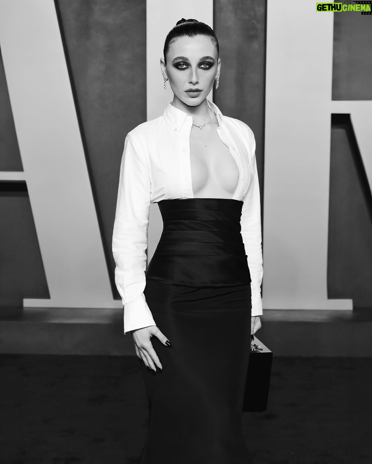 Emma Chamberlain Instagram - @vanityfair in @thombrowne & @cartier & @lancomeofficial @gettyentertainment #VFOscars #VanityFairOscarParty