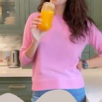 Emma Heming Instagram - Brain health? I knew about heart, breast, gut health etc etc but the concept of brain health blew my mind 🤯 No one had ever talked to me about my brain. It changed my whole outlook on how I approach my overall health. Brain first and the rest will benefit. But all those pills that I had to choke down 🤢 I said to my friend @helenchristoni, “I’m seeing a difference but I hate swallowing pills. I wish I could take all of them and put it into ONE drink powder! She said, “we sure can.” Years in the making and now @maketimewellness is here 🌈💓 #maketimewellness #brainbodybeauty #brainhealth #nomorepills
