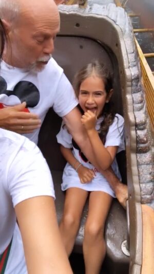 Emma Heming Instagram - You bet this family will be back for more fun and laughs when you reopen as Tiana Bayou! Thanks for all the memories Splash Mountain ⛰️😅

#splashmountain #disneylandlove