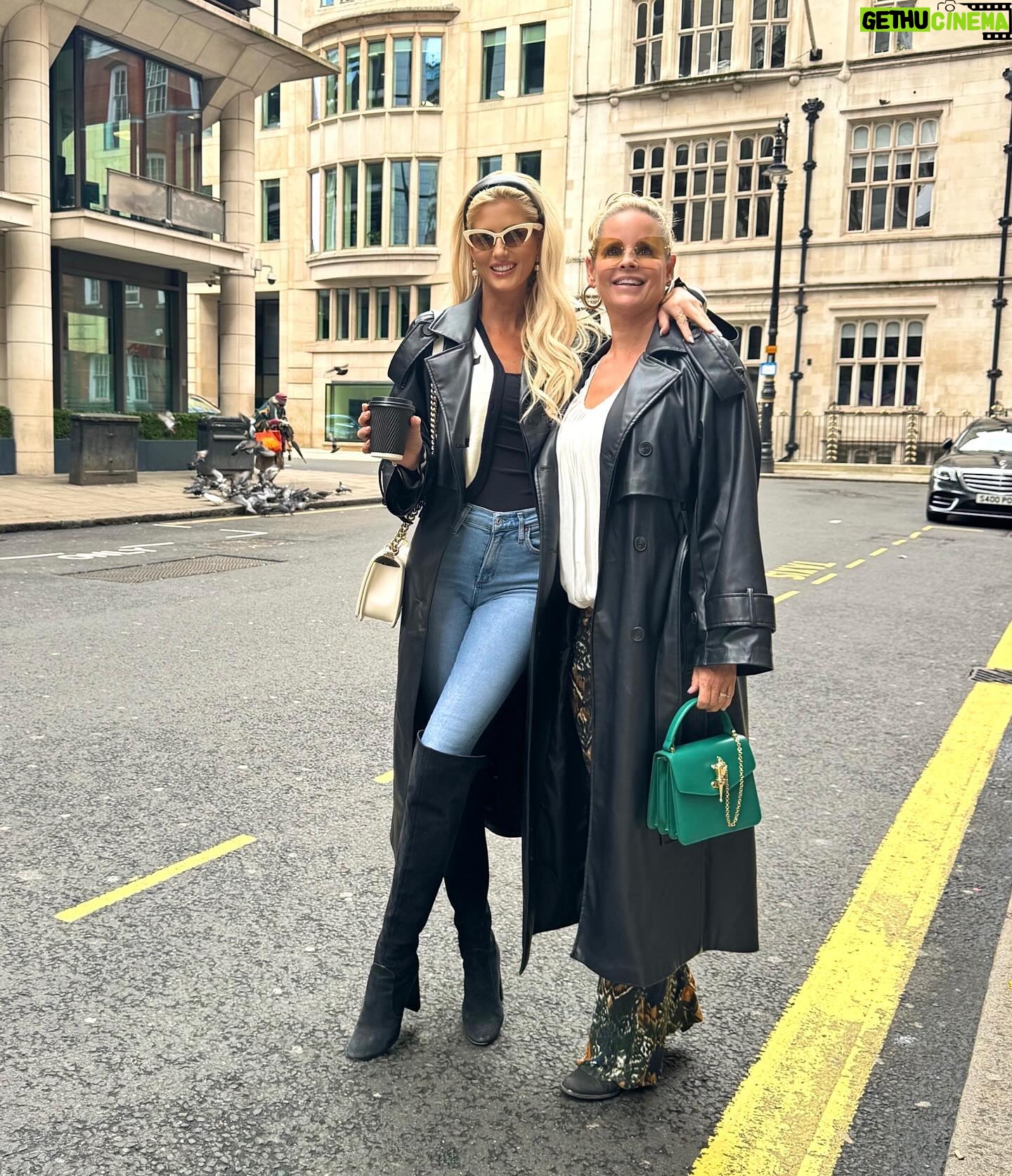 Emma Hernan Instagram - Hello London ☎️😍 … obsessed with this place! . . #sellingsunset #sellingsunsetnetflix #london #fashion #ootd #london🇬🇧 #bestfriends