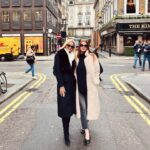 Emma Hernan Instagram – Selling London?! 🏠🇬🇧☎️ … Work trip with a splash of play time with my bestie 👯‍♀️
.
.
#sellingsunset #sellinglondon #EmmaLeighinLondon