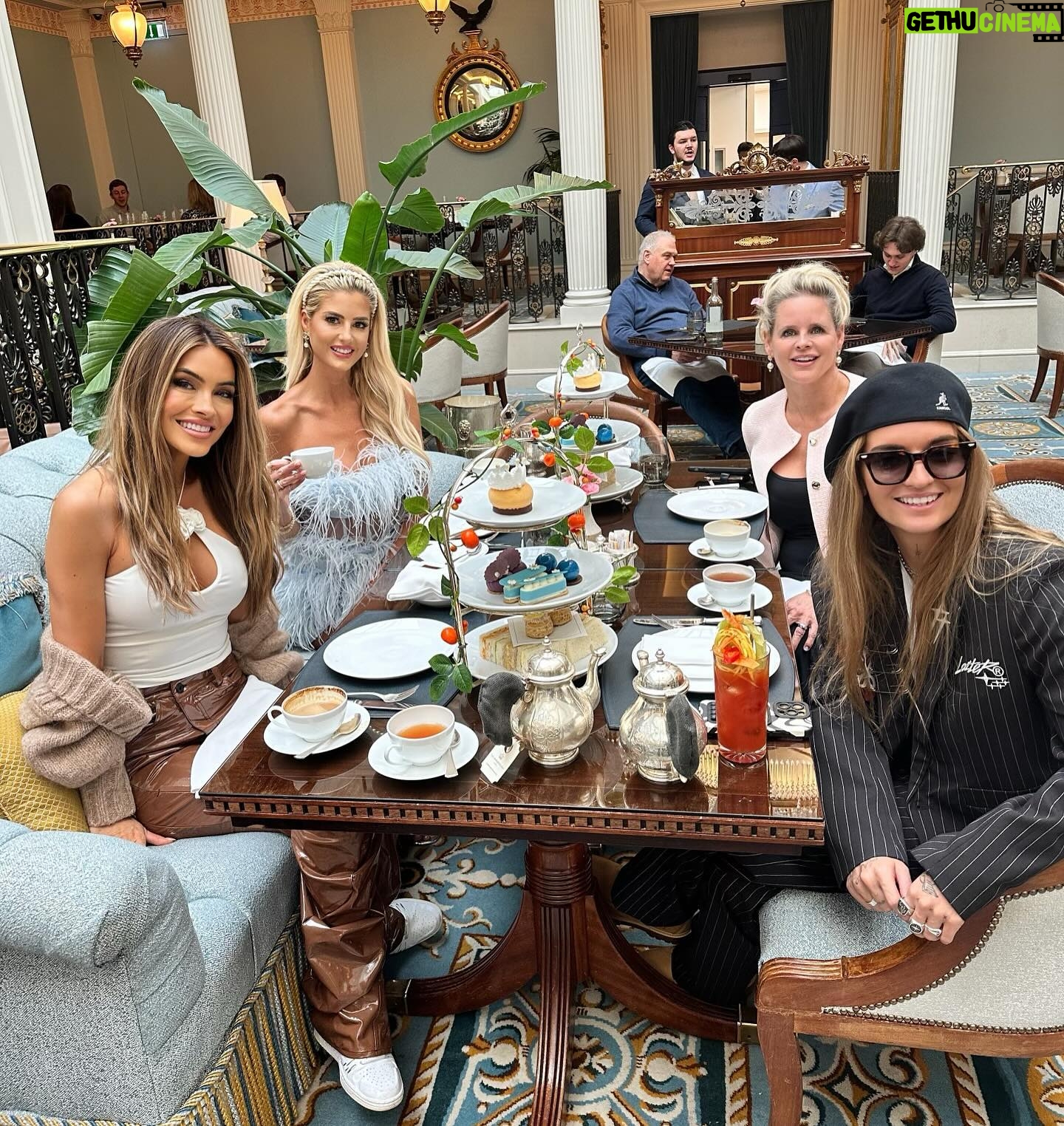 Emma Hernan Instagram - Tea Time with favorite crumpets ππ«π―ββοΈπ«ΆπΌππ . . . #sellingsunset #sellingsunsetnetflix #bestfriends #sellinglondon #teatime #afternoontea