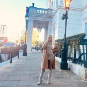 Emma Hernan Instagram - Selling London?! 🏠🇬🇧☎️ … Work trip with a splash of play time with my bestie 👯‍♀️
.
.
#sellingsunset #sellinglondon #EmmaLeighinLondon