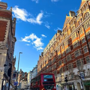 Emma Hernan Instagram - Selling London?! 🏠🇬🇧☎️ … Work trip with a splash of play time with my bestie 👯‍♀️
.
.
#sellingsunset #sellinglondon #EmmaLeighinLondon